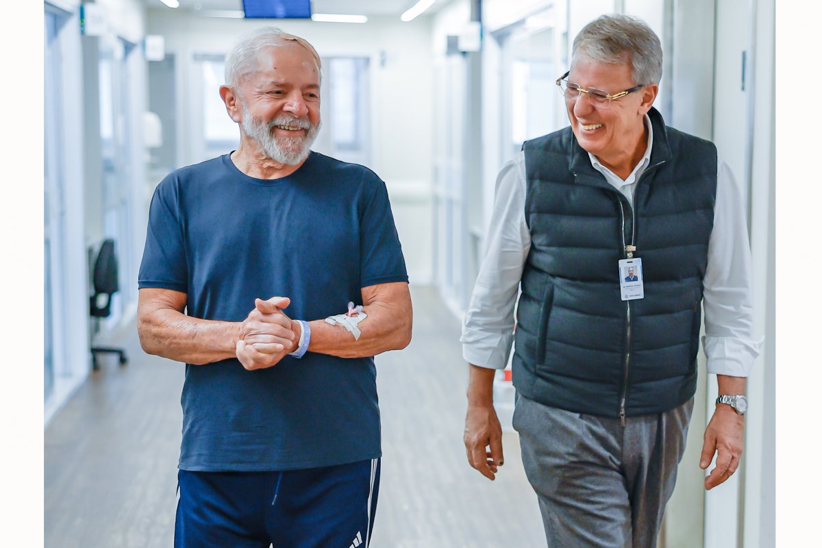 Lula segue lúcido e caminha e se alimenta normalmente, diz boletim