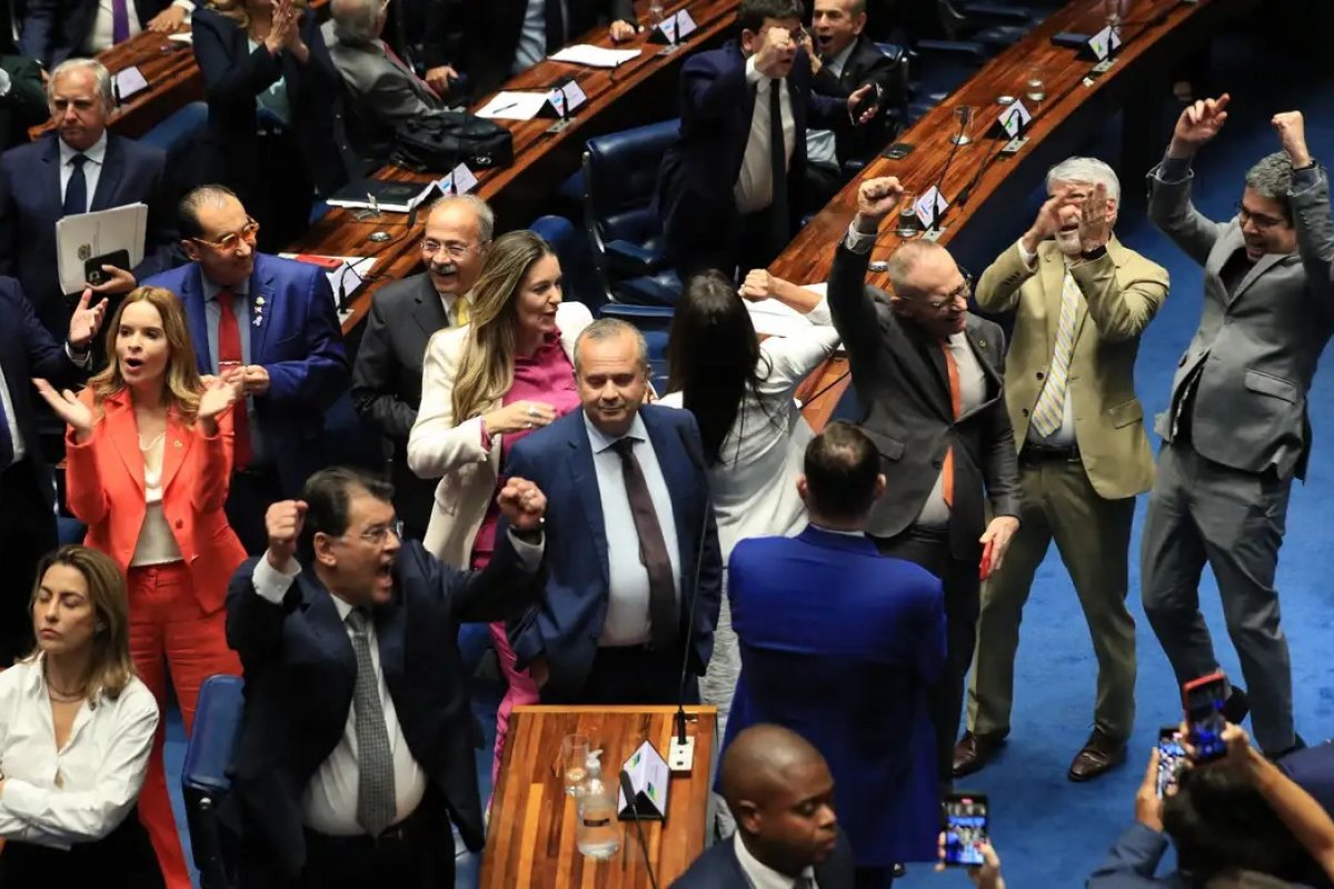 Deputados se reúnem para tratar da reforma tributária, neste domingo (15)