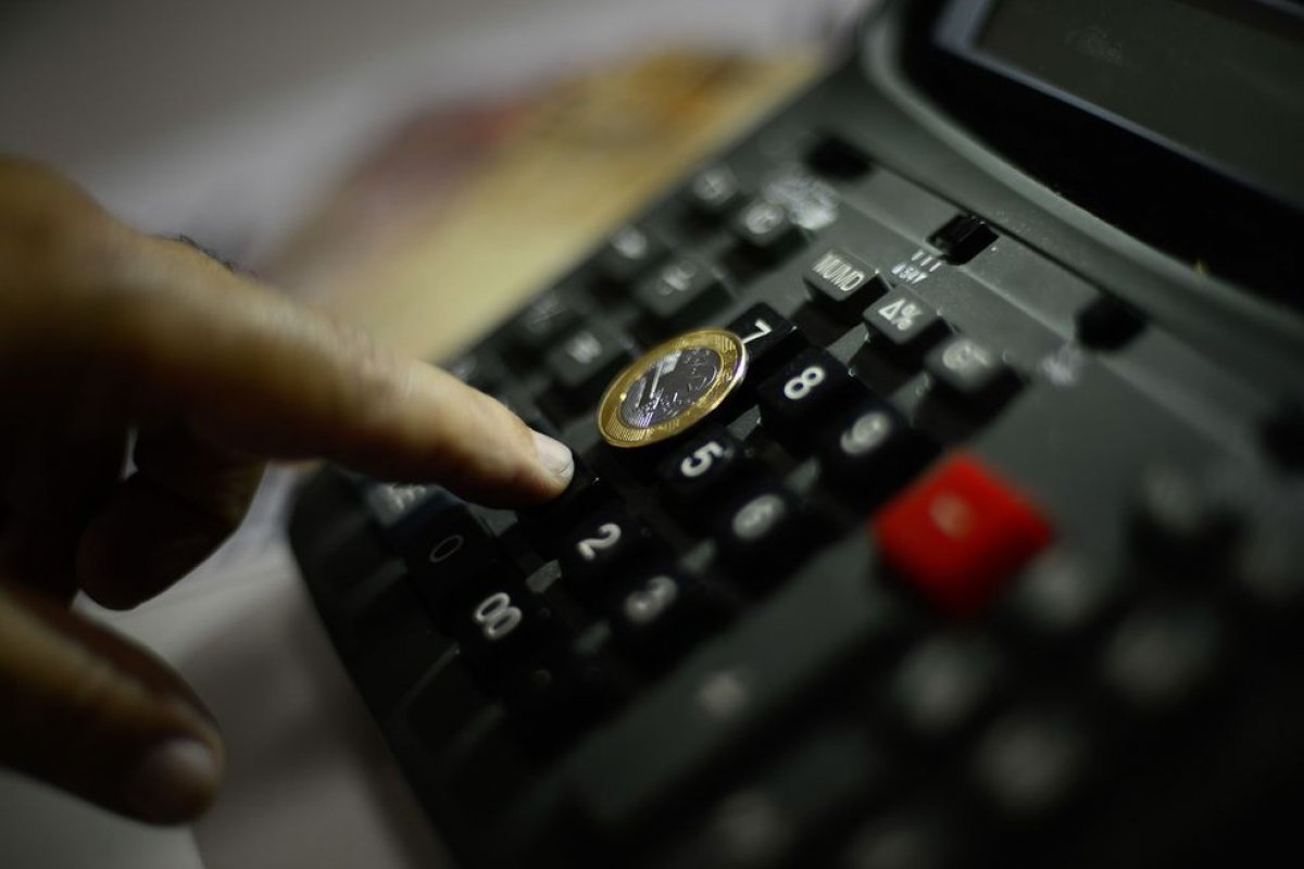 Até com altas de impostos para alcançar objetivos fiscais, governo faz previsão de déficit nas contas até o fim de 2026