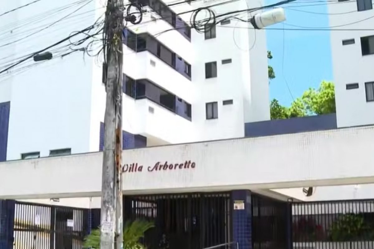 Criança de 4 anos é internada em estado grave após cair de prédio em Salvador; perícia indica que tela de proteção foi cortada por tesoura escolar