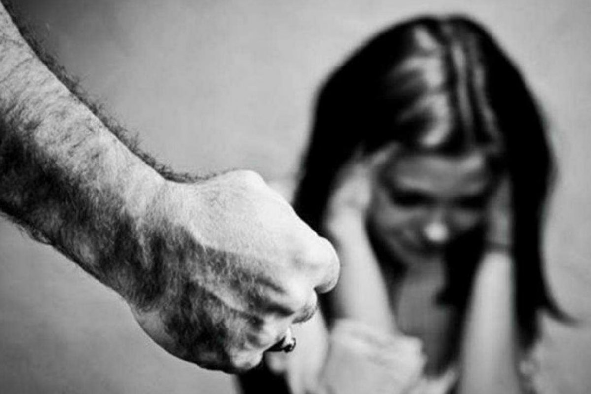 Homem vai a julgamento após agredir a esposa por mais de 40 anos