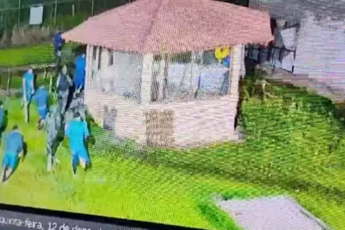Momento que 16 detentos fogem de presídio na Bahia é registrado por câmera de segurança 