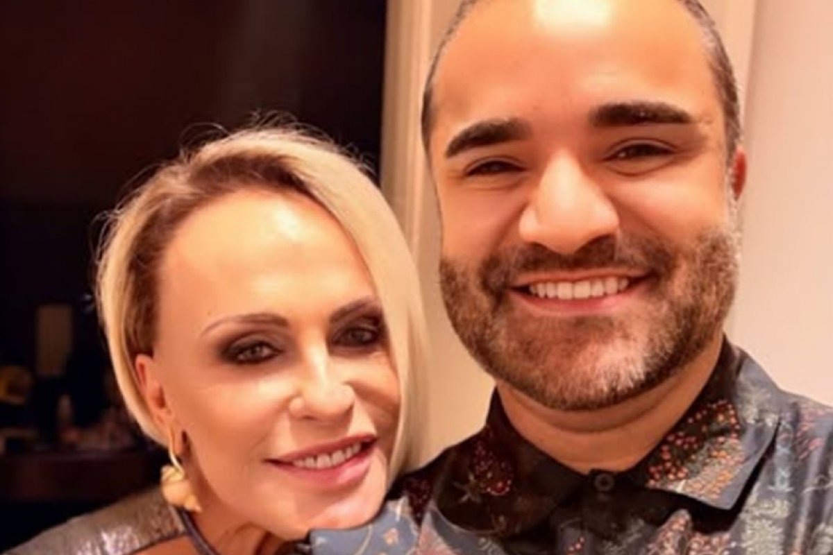 Ao lado do namorado, Ana Maria Braga usa look brilhante para assistir Maria Bethânia e Caetano Veloso em SP! 