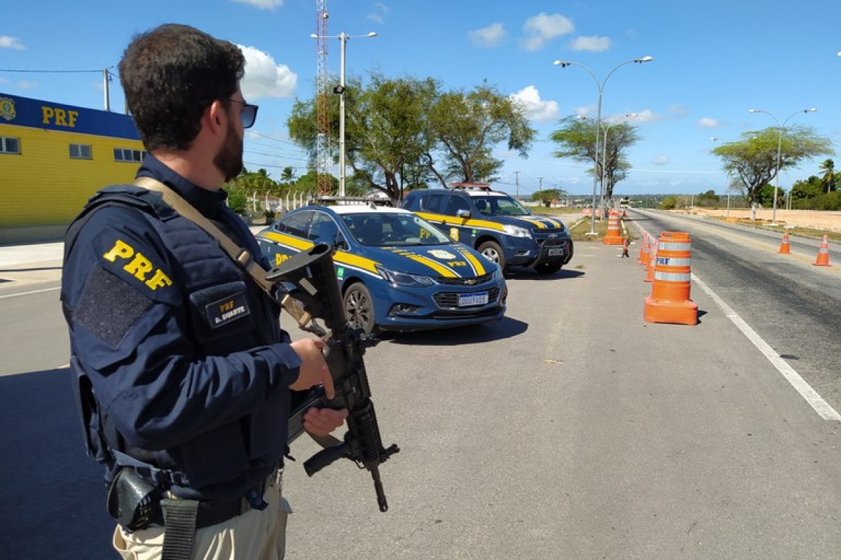 PRF lança operação para reforçar fiscalização nas estradas durante festas de fim de ano