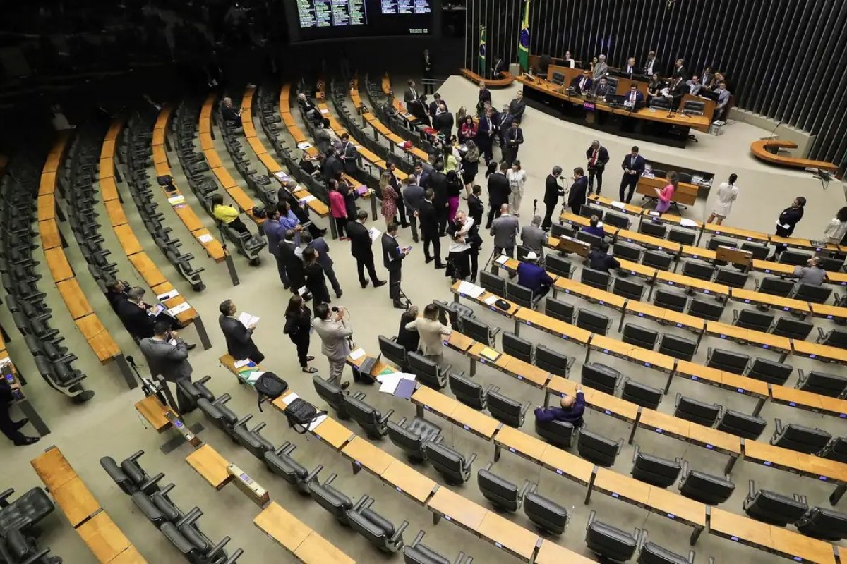 Veja como votaram os deputados baianos na PEC do corte de gastos