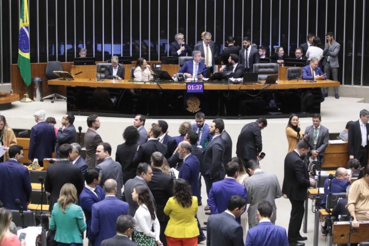 Câmara aprova PEC de corte de gastos com mudança no abono, mas desidrata trava contra supersalários