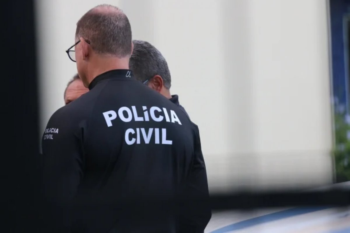 Mulher é presa por suspeita de participar de homicídio em Feira de Santana; crime foi cometido na frente dos filhos das vítimas