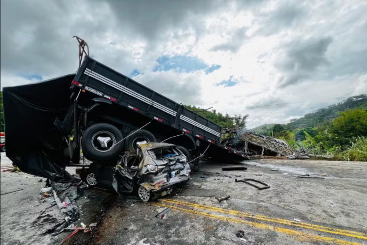 Acidente grave entre três veículos deixa mais de 20 mortos em Minas Gerais