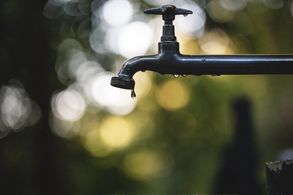 Rompimento de adutora suspende abastecimento de água em localidades de Lauro de Freitas