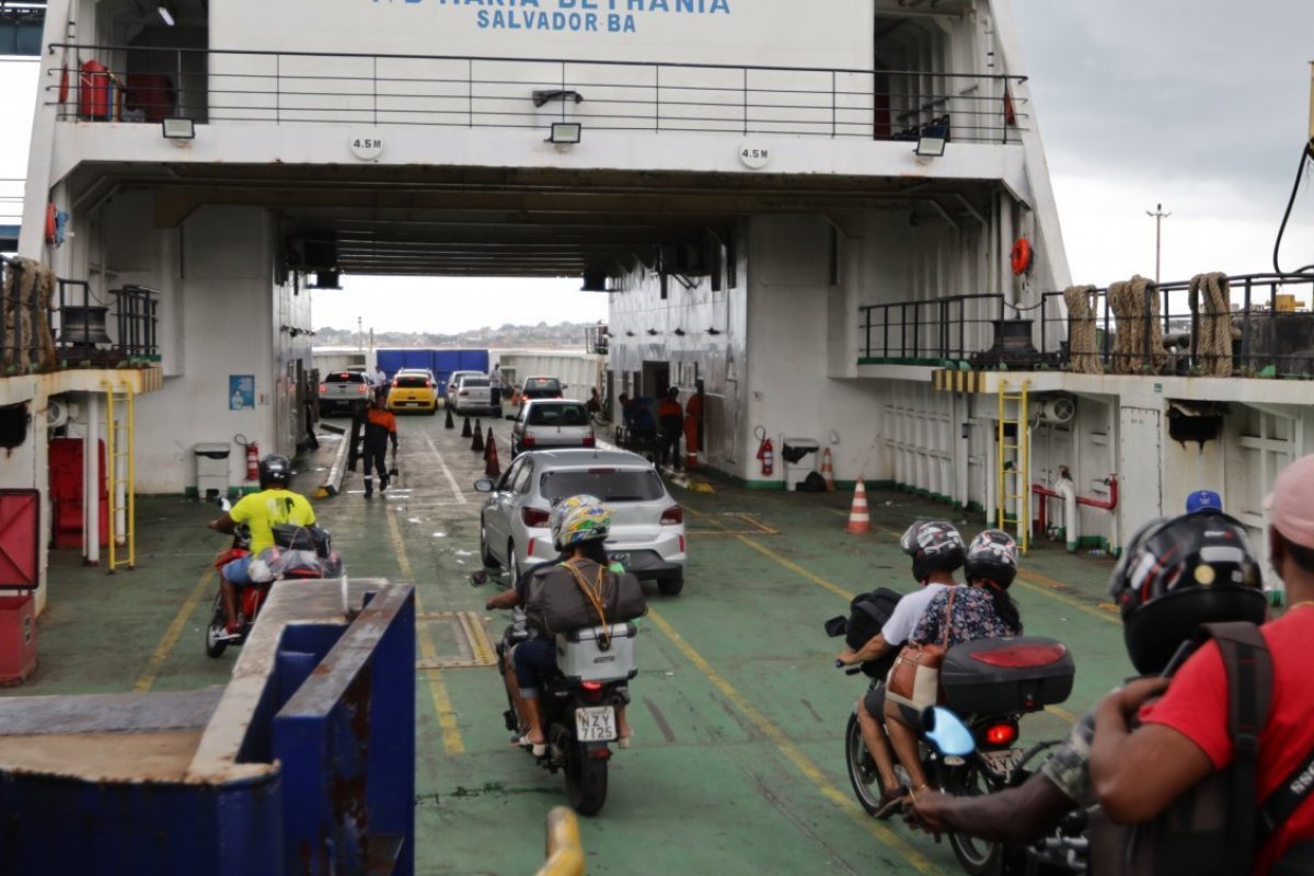 Ferry-boat: fila de espera para veículos chega a 3h no Terminal São Joaquim 