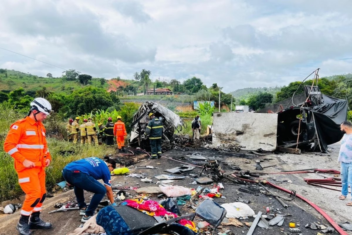 Polícia pede prisão de motorista de carreta que provocou acidente com mais de 40 mortes em MG