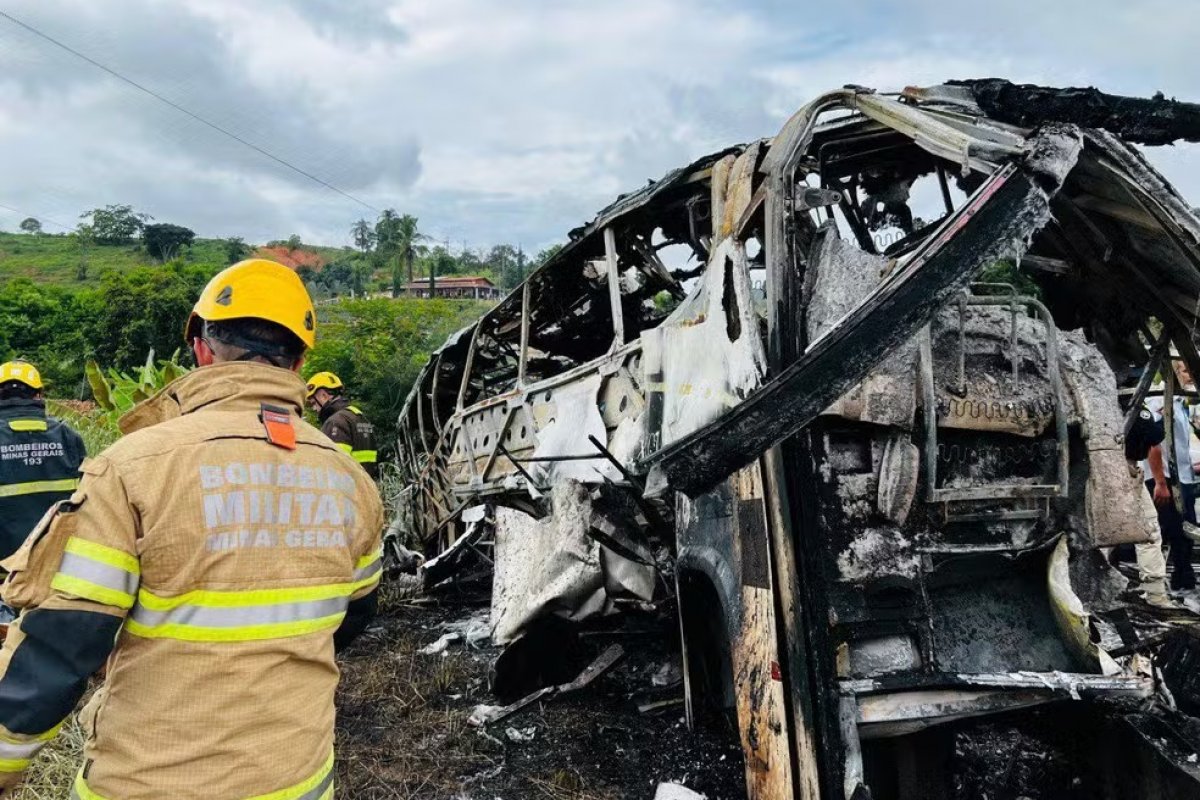 Jerônimo Rodrigues decreta luto de dois dias após acidente que matou 41 pessoas na BR-116; Bahia era destino de ônibus envolvido na batida