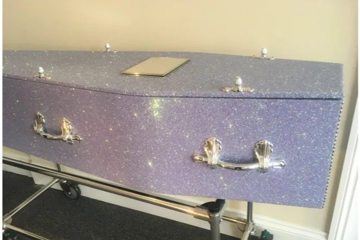 Empresa britânica vende caixões com glitter 