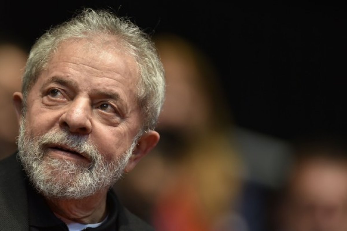 Lula adia depoimento para encontrar Papa Francisco no Vaticano 