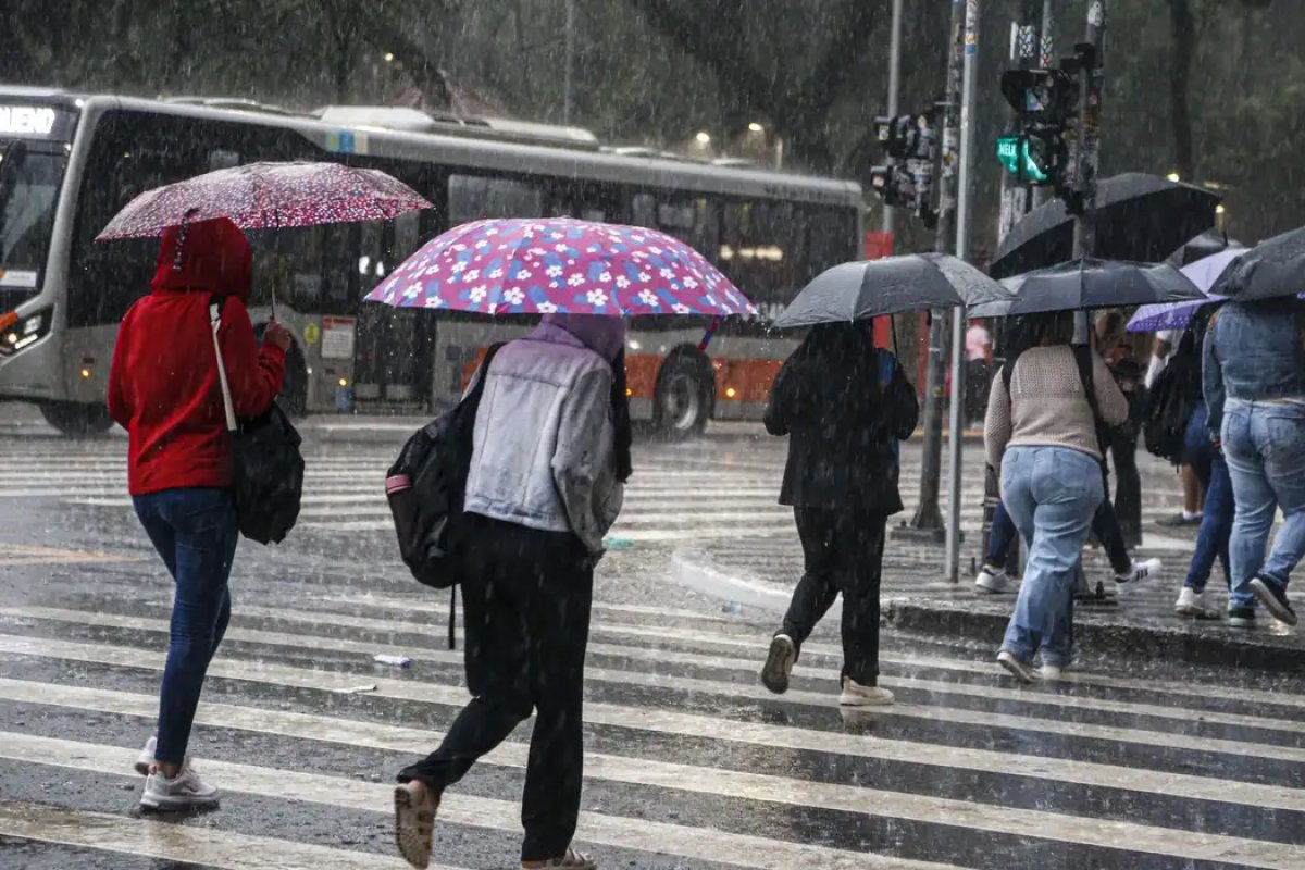 Inmet divulga alerta de chuvas fortes em alguns estados do Brasil durante Natal 
