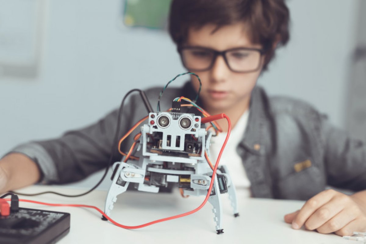 Torneio de Robótica estimula jovens a desenvolver soluções tecnológicas para facilitar a vida moderna 