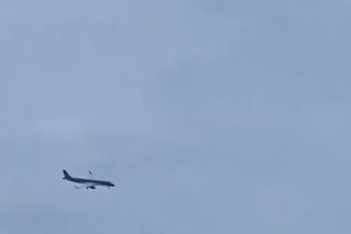 Vídeo: avião que transportava mais de 60 pessoas cai no Cazaquistão 