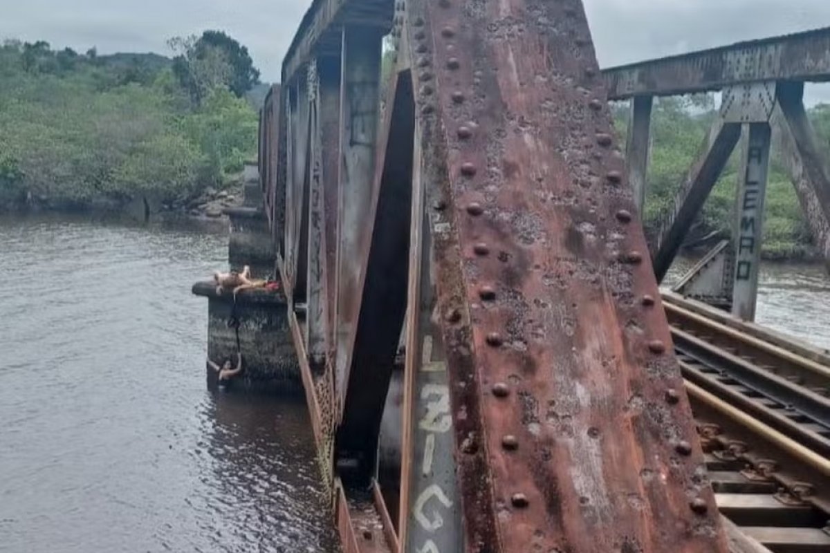 Vídeo: Mulher cai de ponte e é salva por cadarço amarrado pelo namorado em SC
