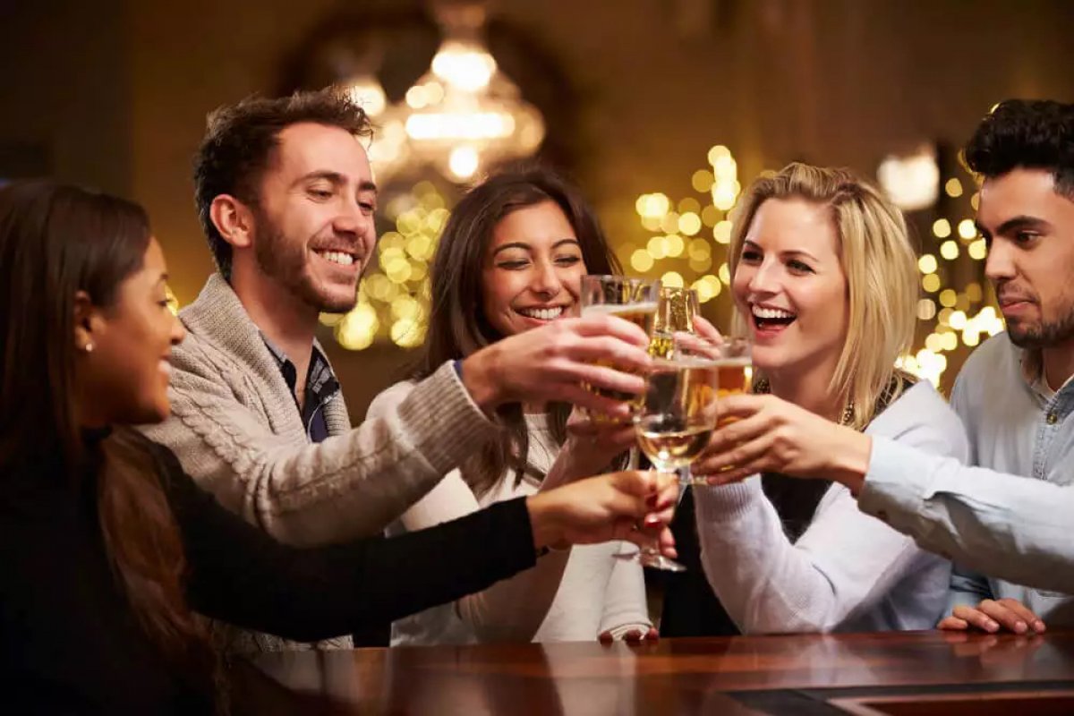 Cuidado com o álcool: como evitar excessos e cuidar da saúde nas festas! 