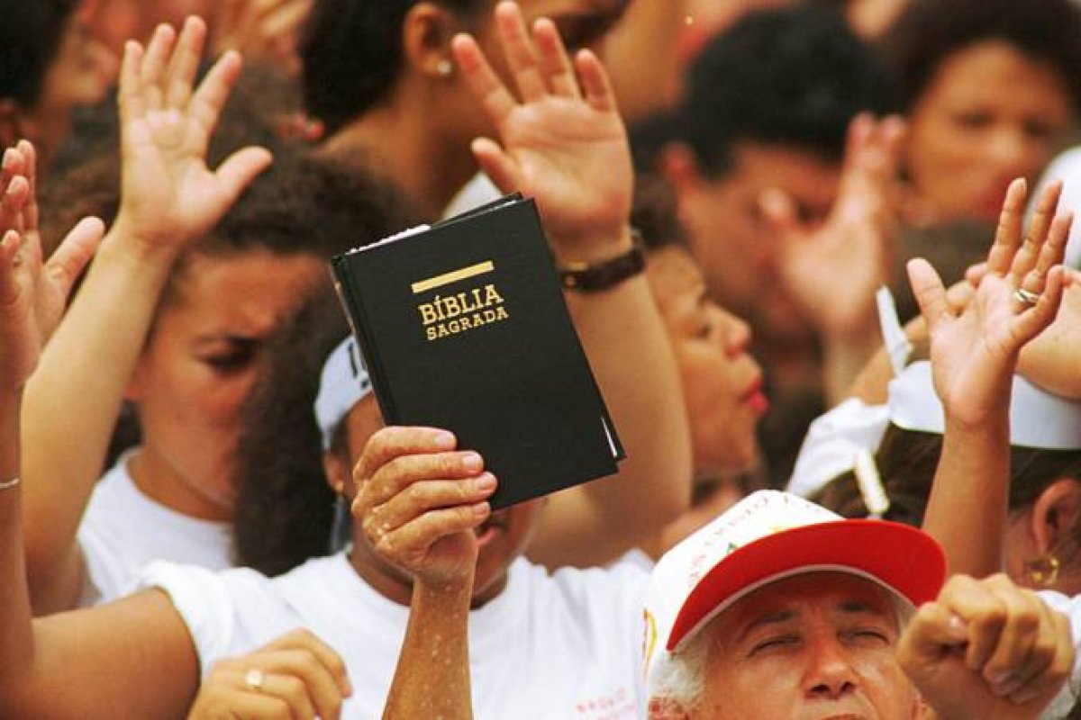 A partir de 2032, evangélicos devem ultrapassar católicos no Brasil 