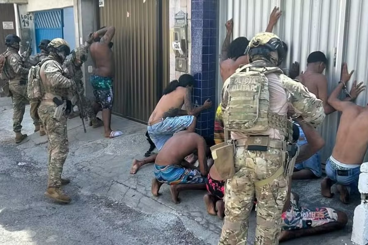 Tiroteio termina com três mortos e nove presos na BA; mulher foi feita refém pelo grupo