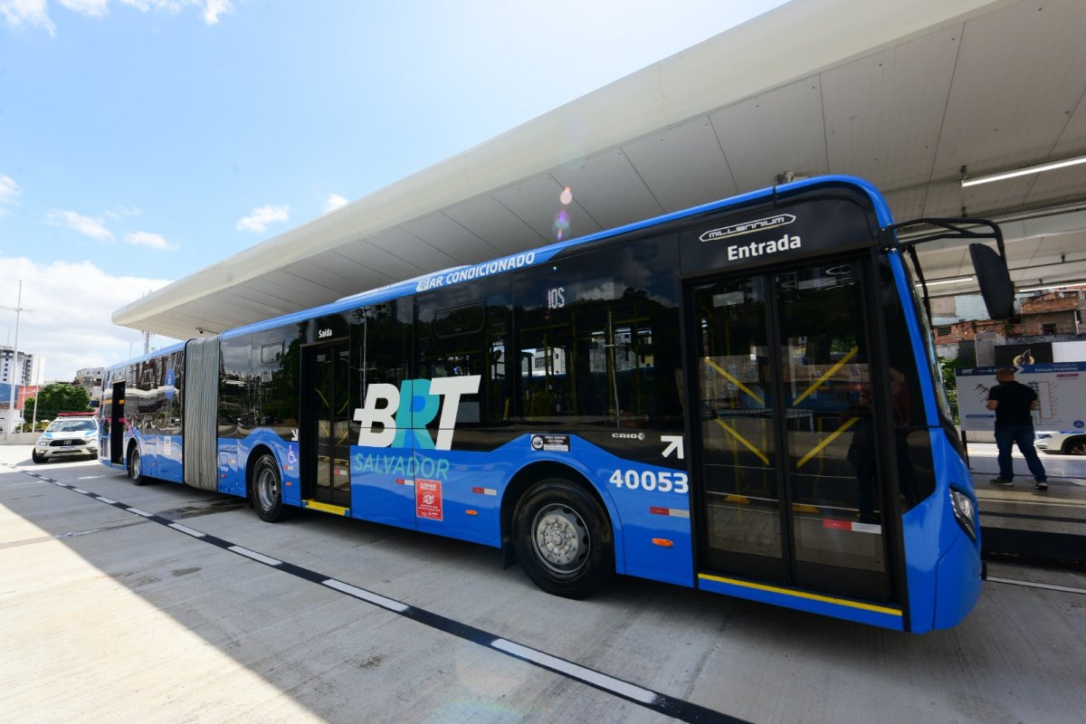 Dois ônibus com capacidade para quase 150 passageiros iniciam operação no BRT de Salvador