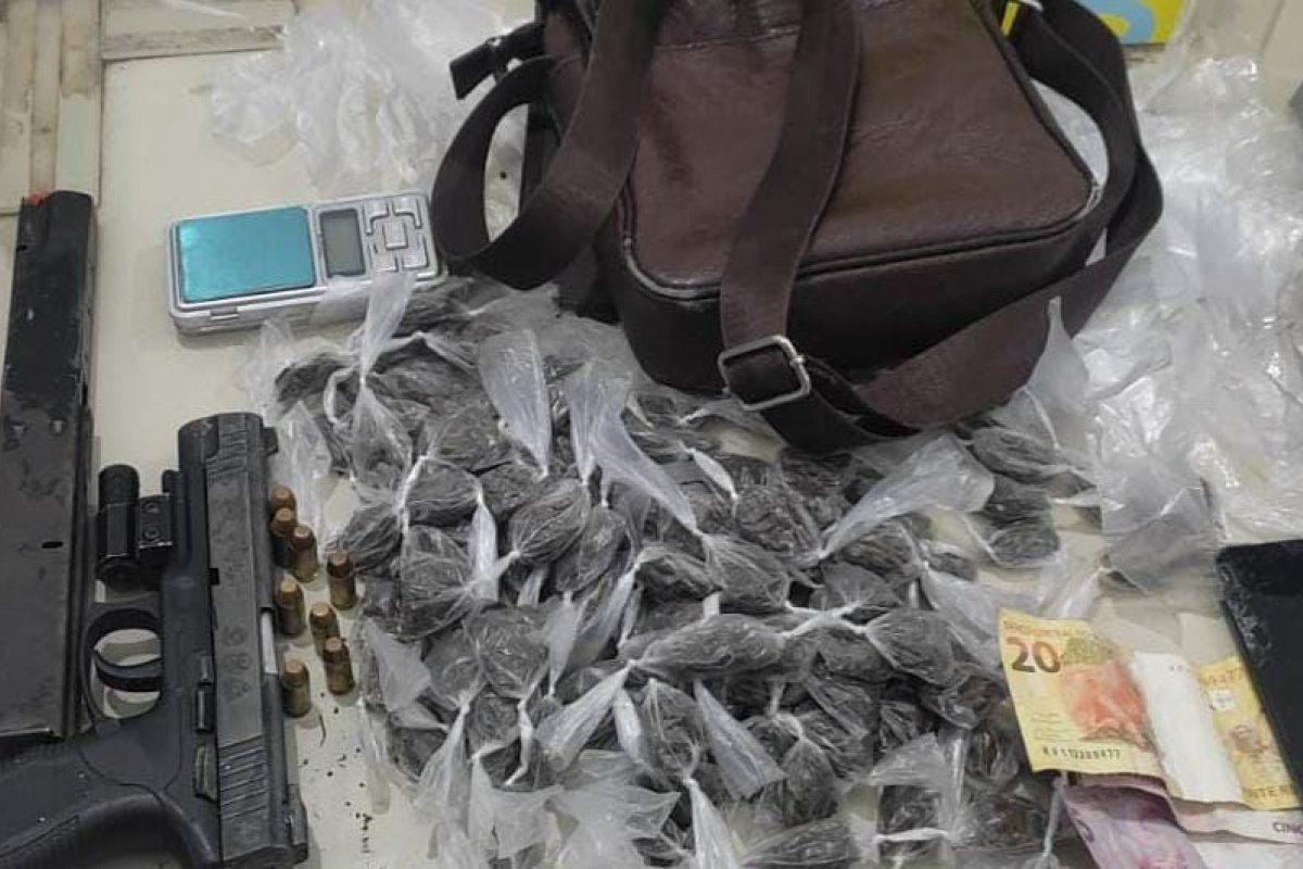 PM apreende arma e mais de 140 porções de maconha na Região Metropolitana 