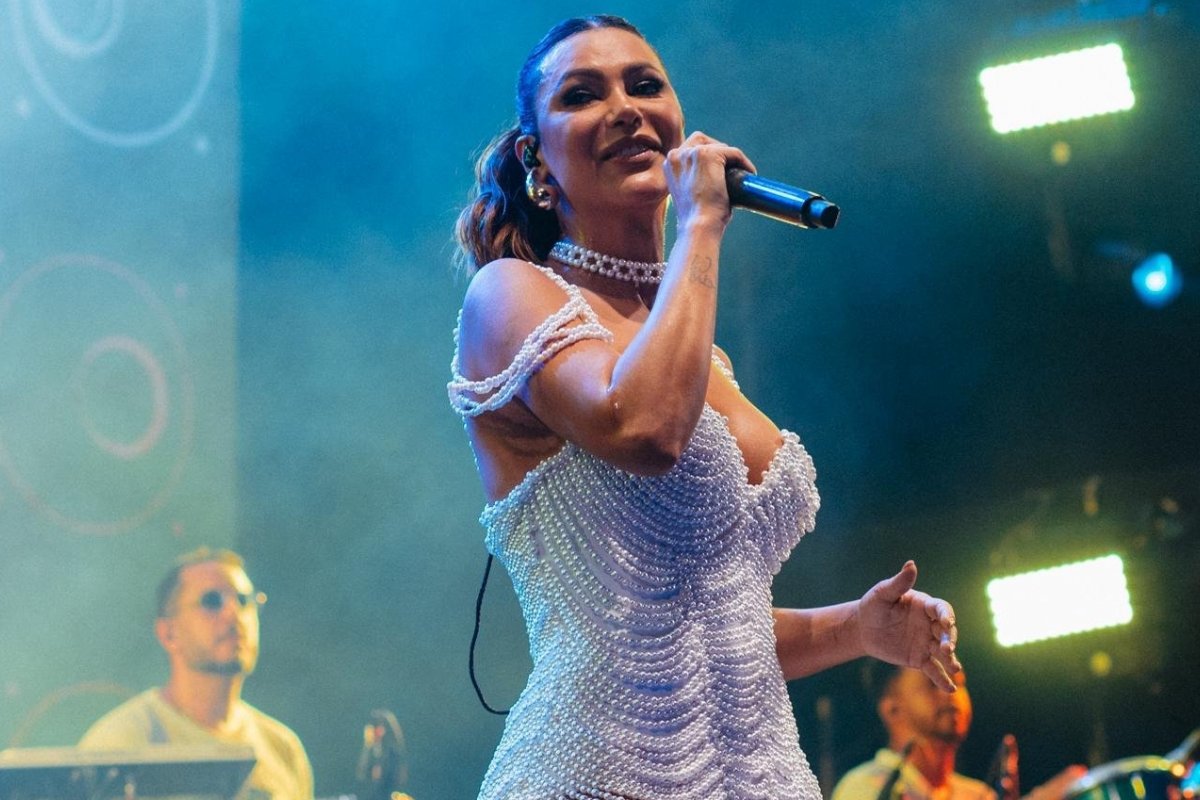 Com um look poderoso, Vina Calmon agitou o Réveillon Praia do Forte com show vibrante e música inédita! 