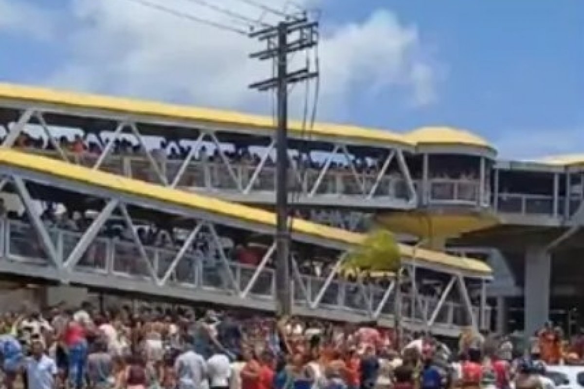 Portão que dá acesso a estação de metrô é fechado após evento “Visita do Profeta” em Salvador 