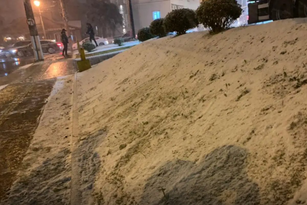 Milhares de americanos se organizam para neves fortes e chuva congelantes nos EUA 