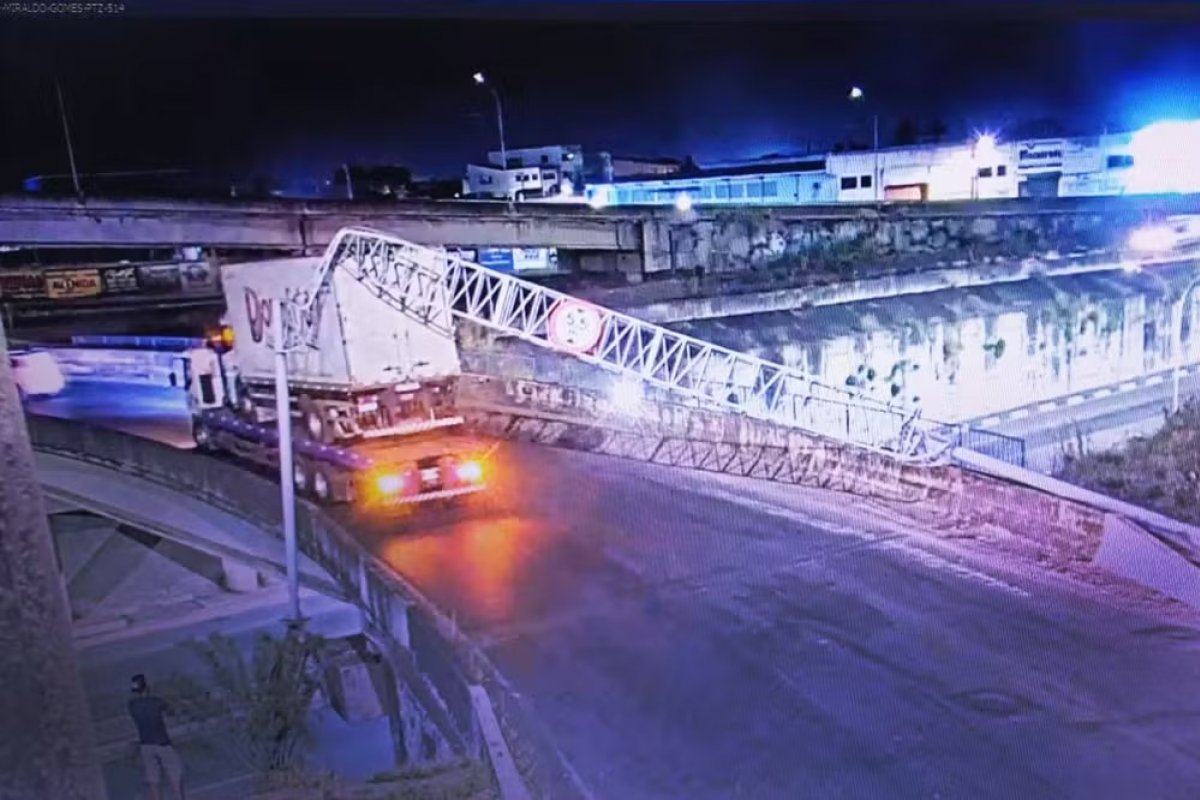 Caminhão-guincho destrói pórtico de sinalização em complexo viário de Feira de Santana