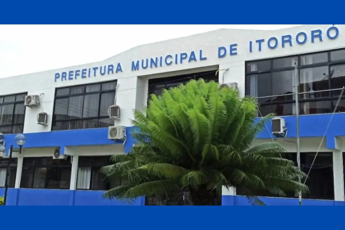 Vídeo: prédio da prefeitura de Itororó é apedrejado e alvo de tentativa de incêndio