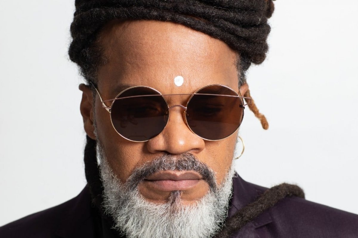 Carlinhos Brown faz show para comemorar 40 anos do Axé Music neste domingo (12)