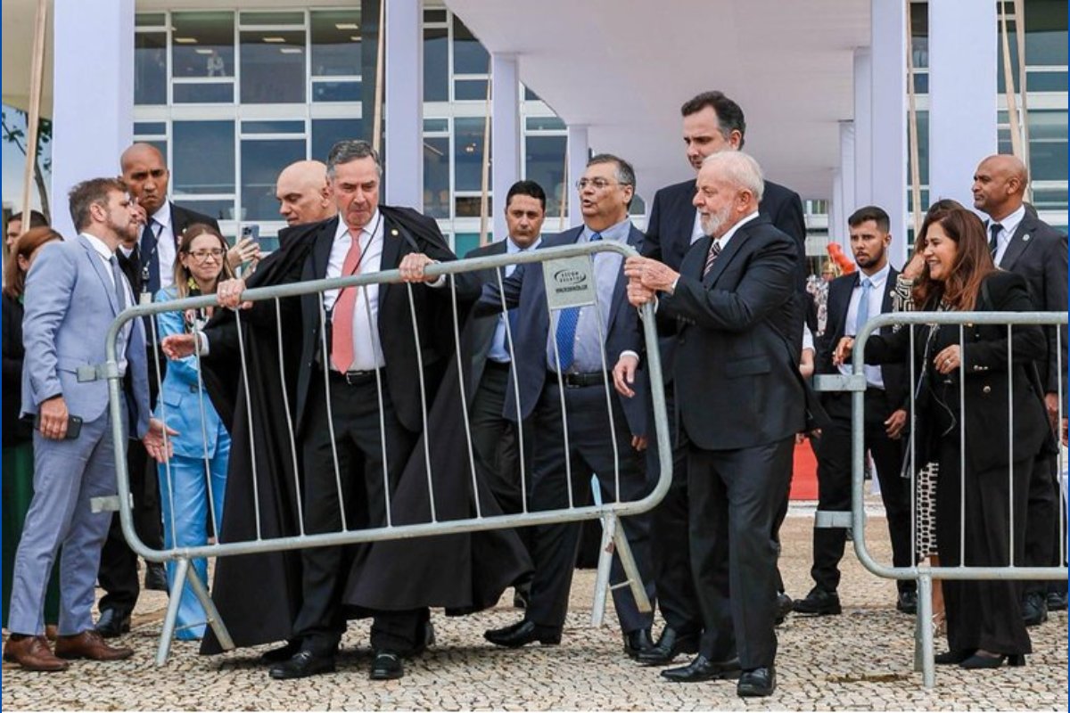 Governo realiza cerimônia com 'abraço pela democracia' após dois anos dos atos do dia 8 de janeiro