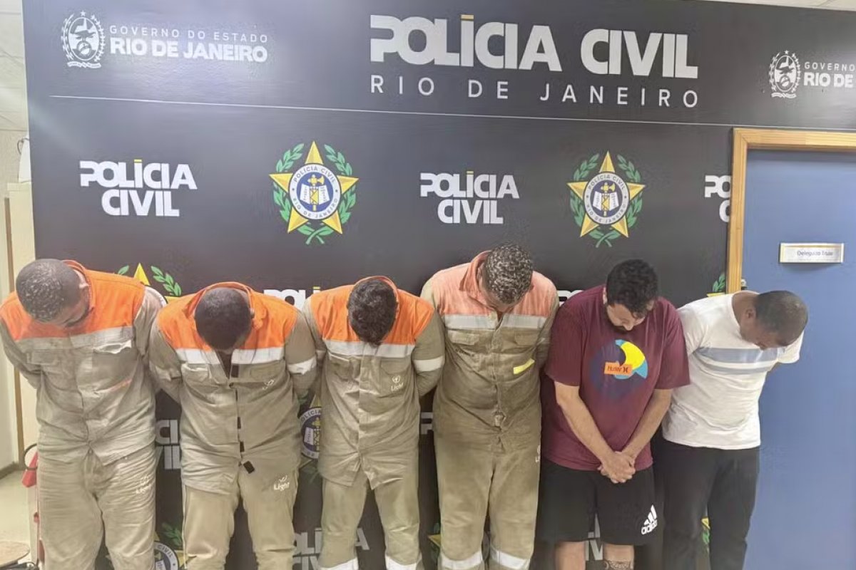 Homens são presos em flagrante roubando cabos com uniformes falsos de concessionária de energia elétrica no Rio de Janeiro