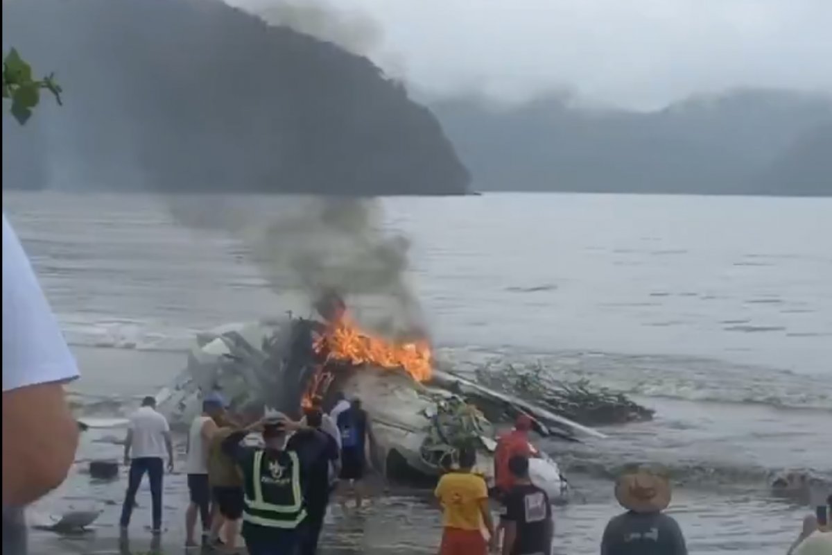 Vídeo: avião de pequeno porte cai em Ubatuba, no litoral de SP, e deixa um morto 