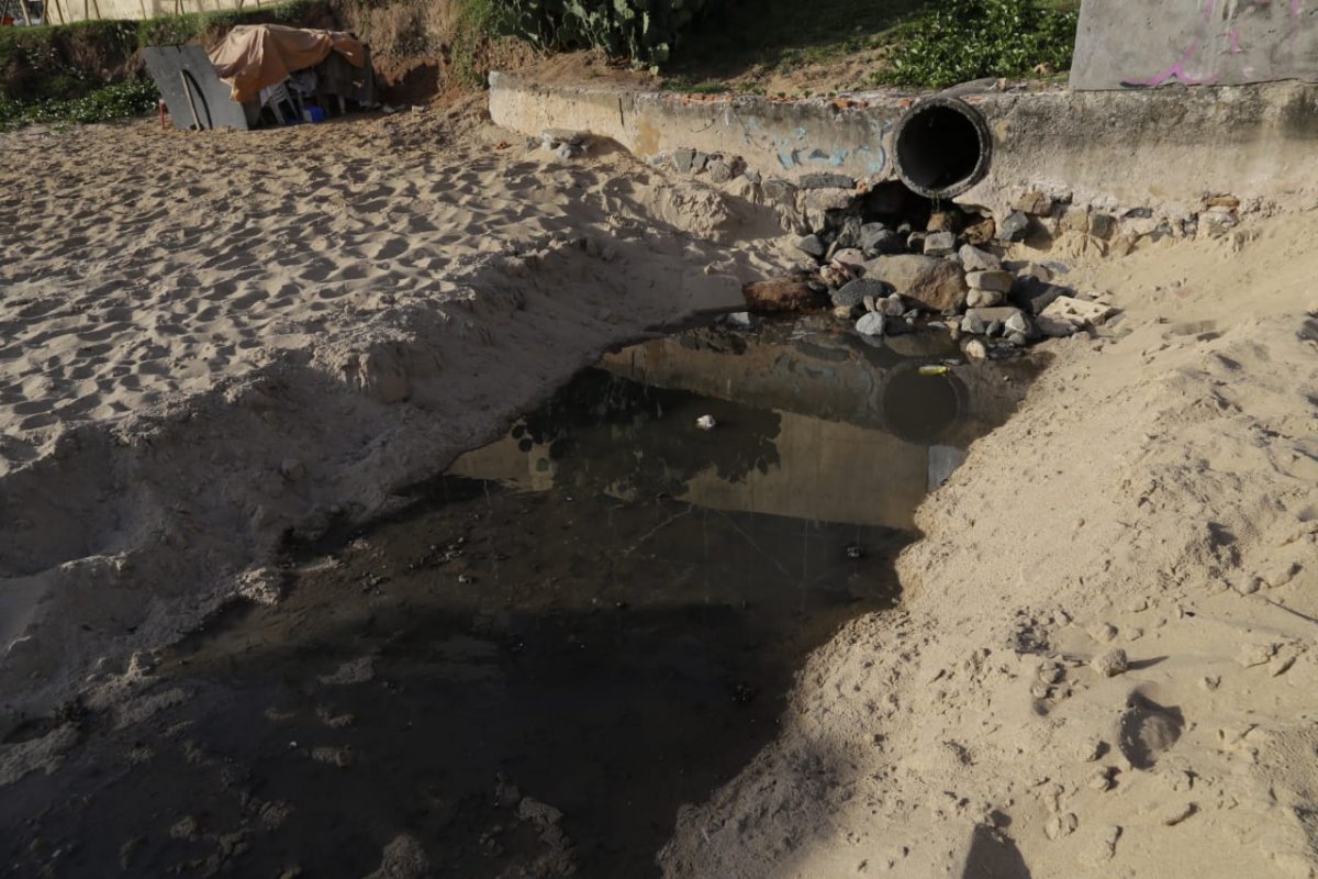 Esgoto de hotel é despejado em praia de Ondina