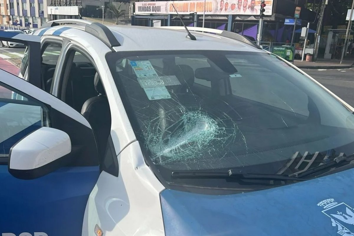 Ambulante agride fiscais e apedreja carro da Semob na praia da Barra, em Salvador 