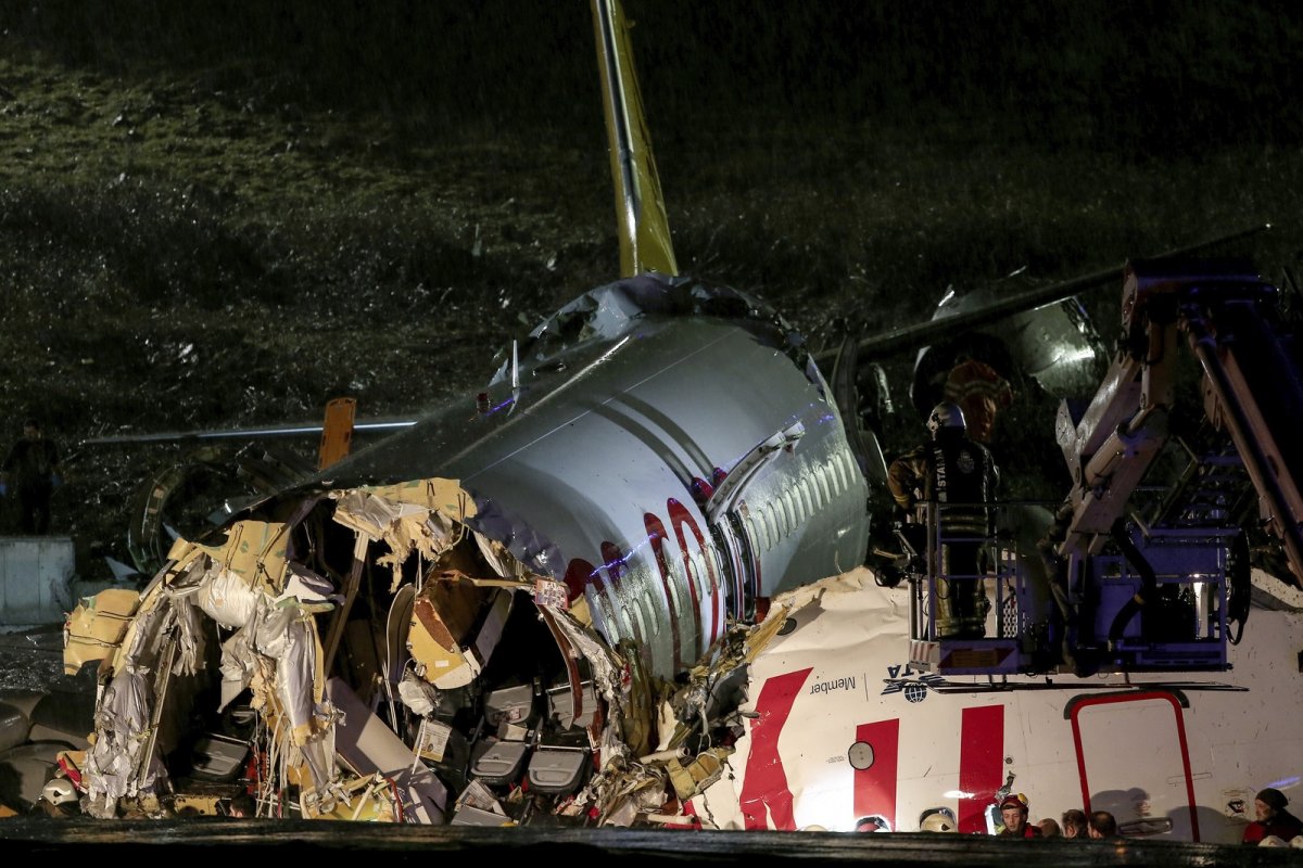Ministro da Saúde turco confirma uma morte após avião sair da pista