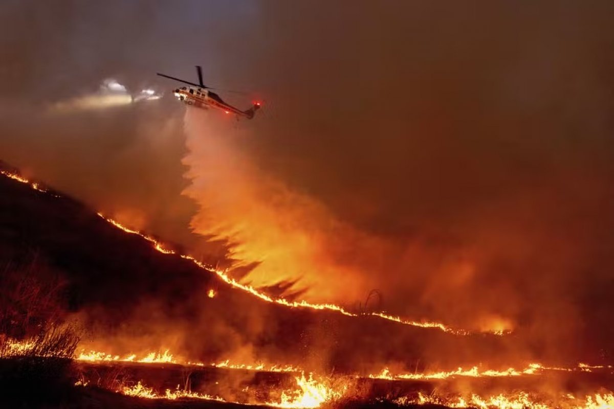 Novo foco de incêndio em Los Angeles atinge região de casas das Kardashians, John Travolta e outras celebridades