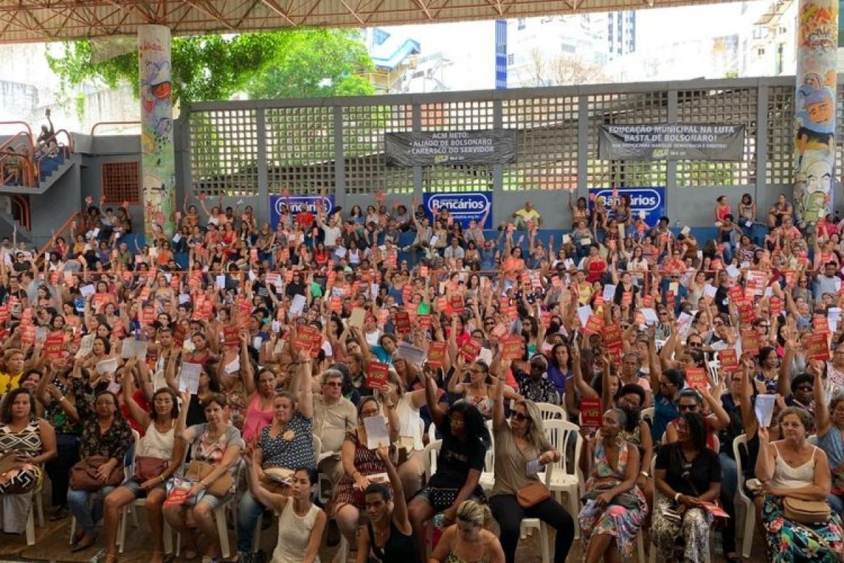 Professores municipais determinam estado de greve após assembleia
