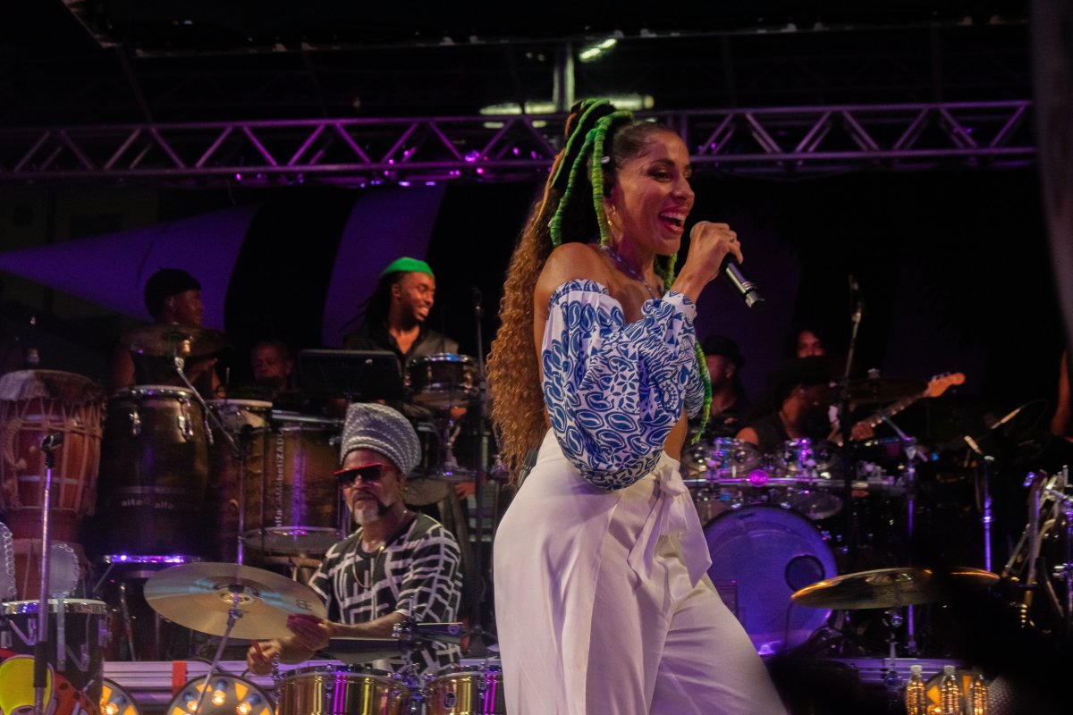 Marcia Castro marca presença no show Axé 40 de   Carlinhos Brown e agita o público com clássicos!