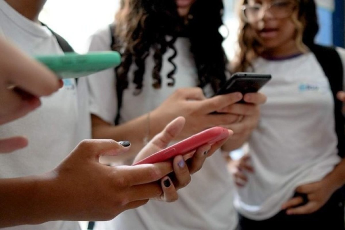 Vídeo: Proibição de celular nas escolas: entenda projeto sancionado por Lula nesta segunda-feira (13)