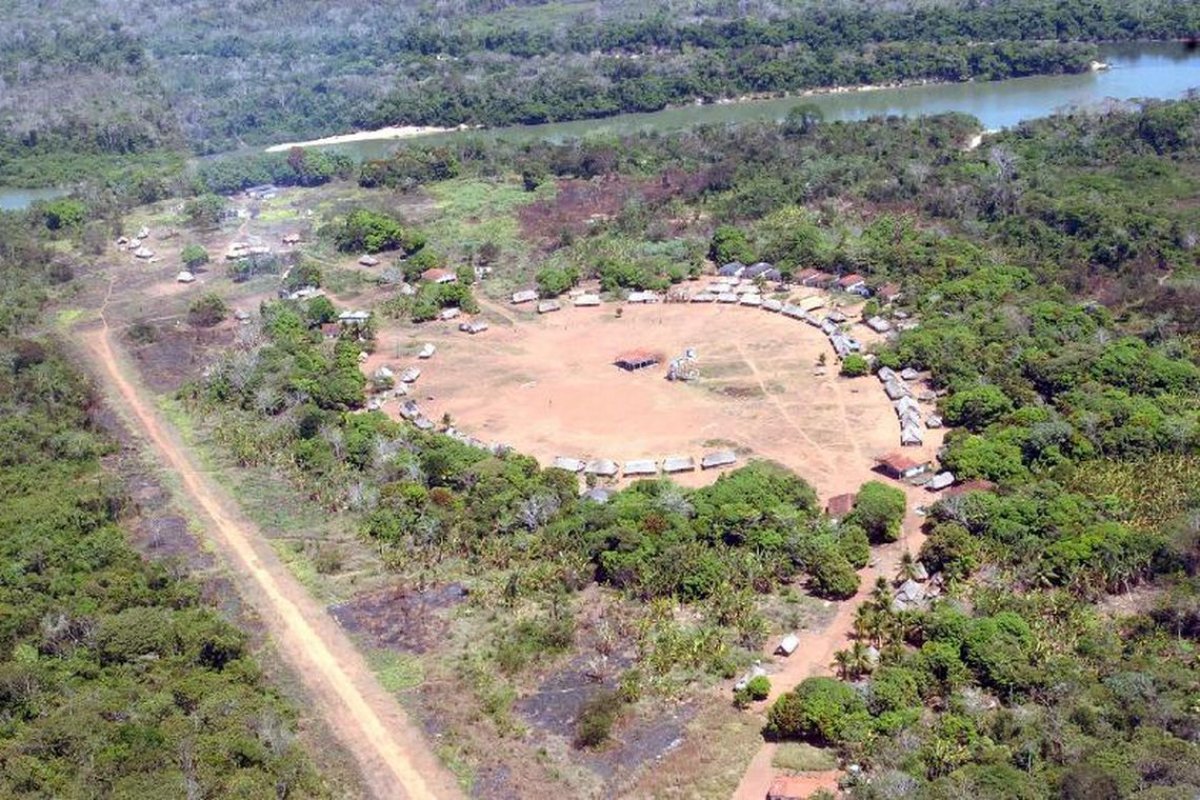 Bolsonaro assina projeto para regulamentar exploração de terras indígenas