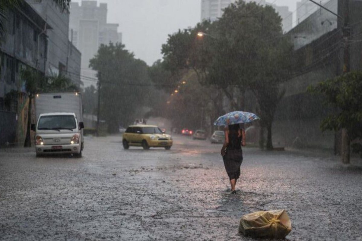 Chuvas: Inmet liga alerta laranja em diversas regiões do Brasil até quarta (15); confira estados afetados