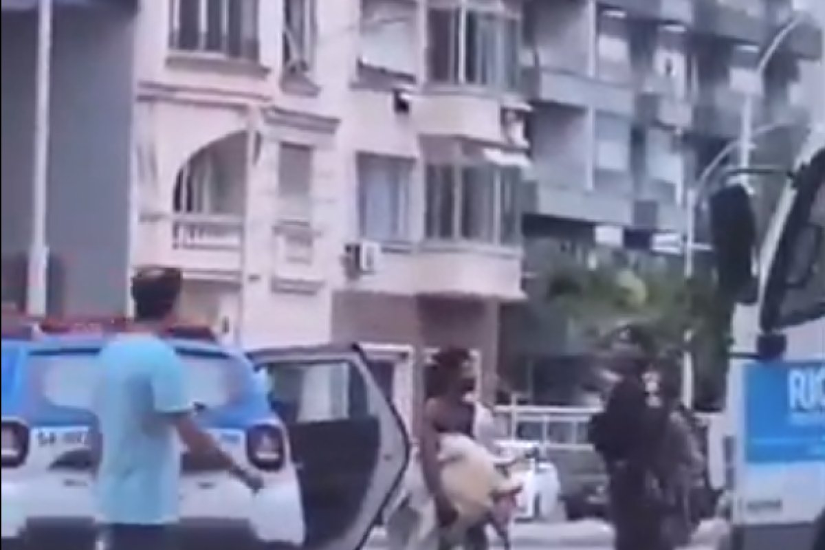 Vídeo: Homem é flagrado com tartaruga marinha pela PM no Rio