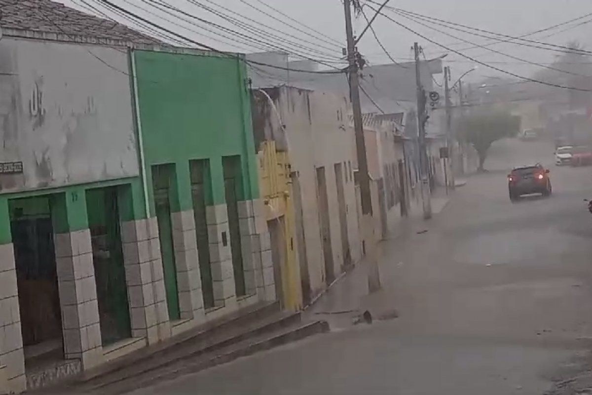 Vídeo: chuva forte causa alagamento em ruas e desabamentos de muros em Brejões 