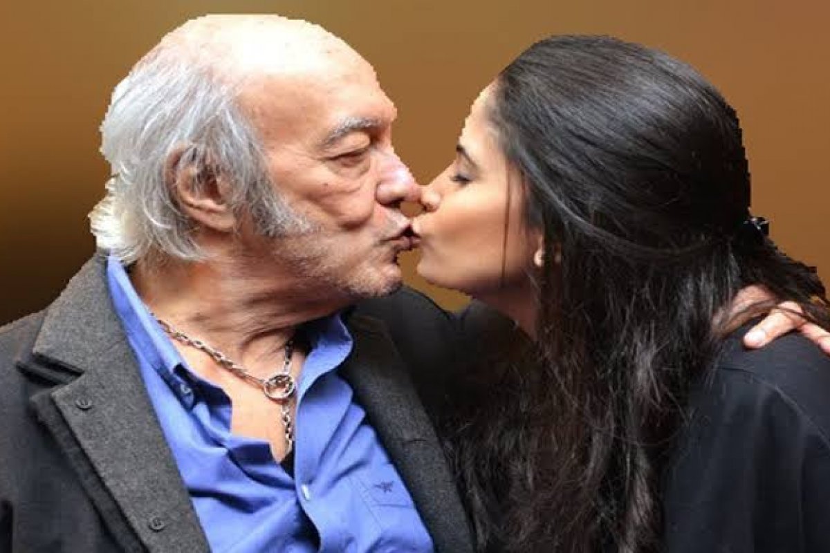 Mulher de Erasmo Carlos completa 30 anos e ganha homenagem do cantor 