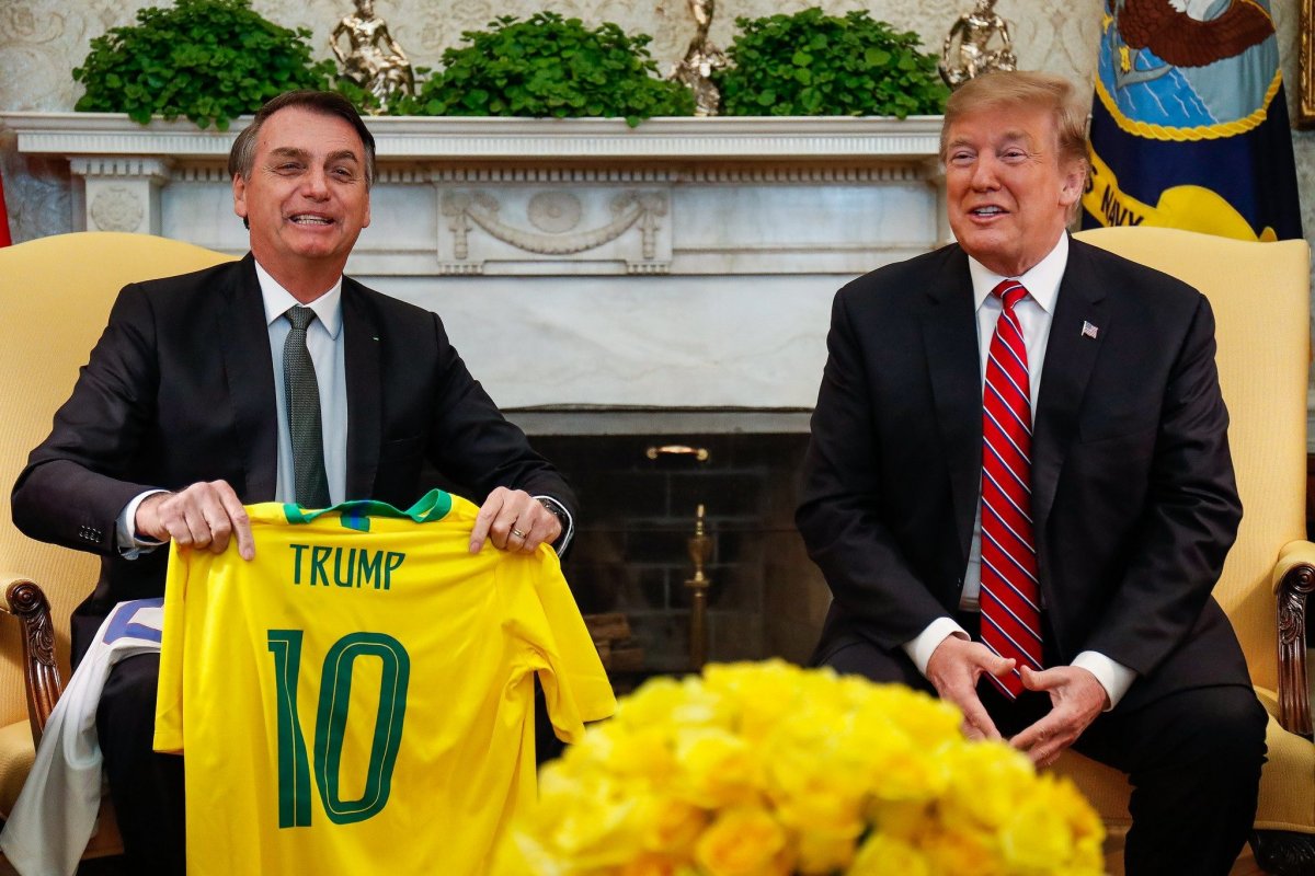 "Não é festa de batizado, é a posse da maior democracia do mundo", diz Bolsonaro sobre negativa para ir à posse de Trump