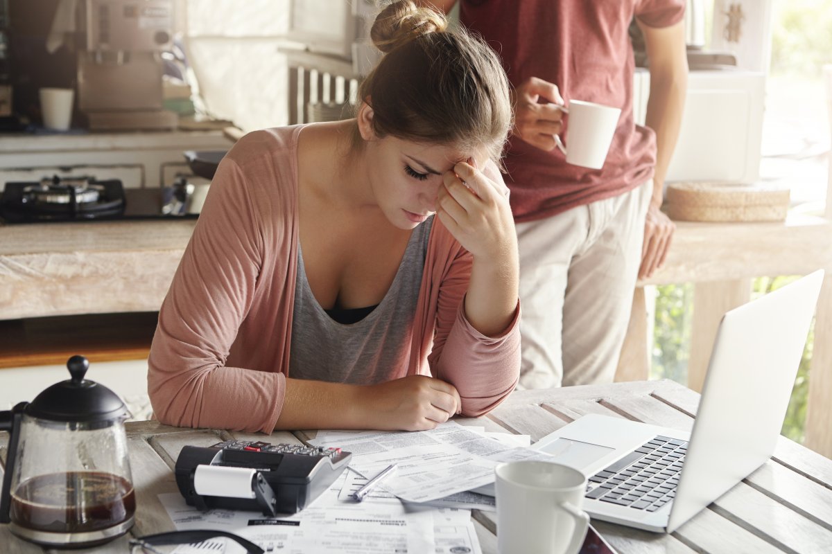 Prisão invisível: quando a dependência financeira tranca mulheres em relacionamentos abusivos! 